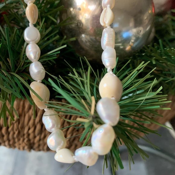 NWT J. CREW FRESHWATER PEARL & SHELL BEACHY NECKLACE. - Picture 2 of 3